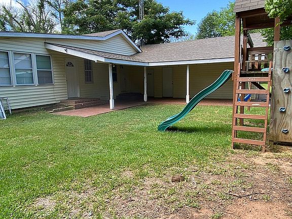 2nd image of 832 Fort Worth St