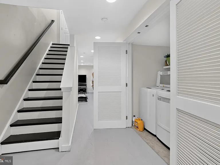 2441 Coral St — Photo 17