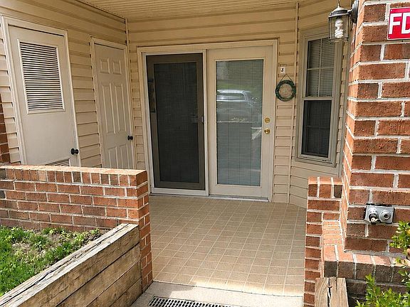 2nd image of 1712 Landmark Dr APT J