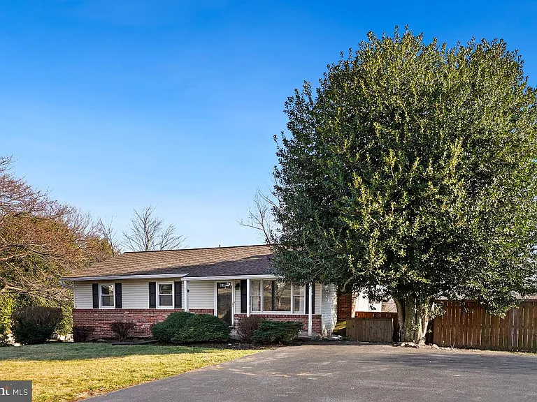 12316 Fountain Dr — Photo 2