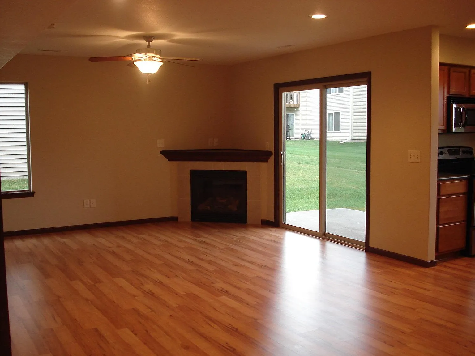 3 bed, 2.5 bath, 1641 sqft, $1,750 — Photo 4