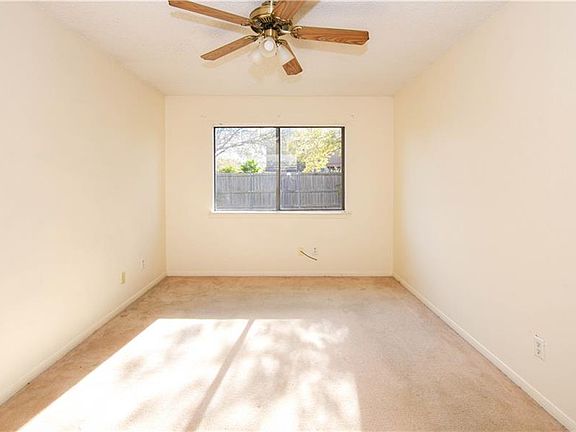 5th image of 1606 Leisha Dr
