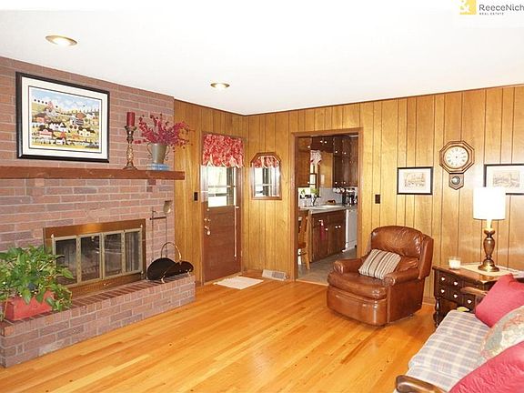 Cozy great room w/gorgeous hardwoods and gas fireplace.