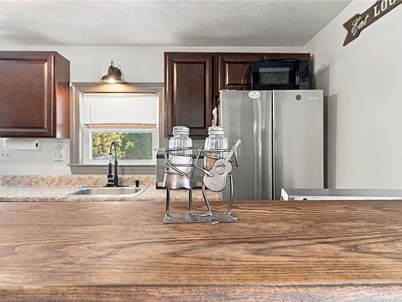 5th image of 35 Spring Ln