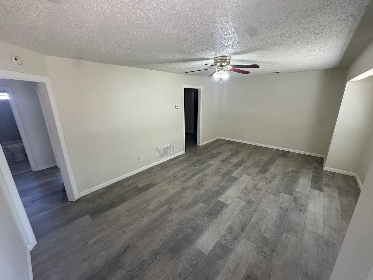 Building Photo - 1025 Crescent Dr