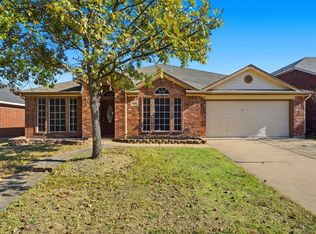 915 Hidden Oaks Dr, Burleson, TX 76028