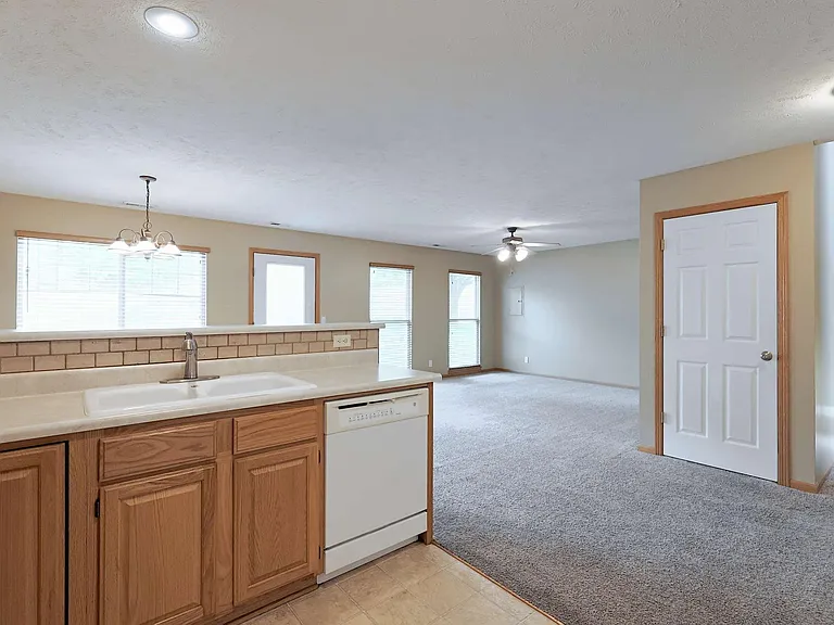 1718 Sawyer St — Photo 10