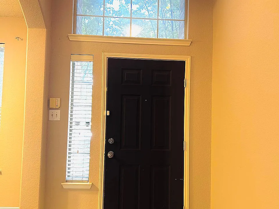 4 bed, 2481 sqft, $2,900 — Photo 3
