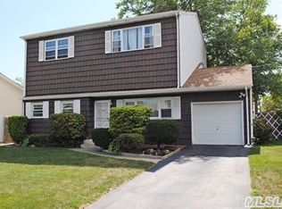 828 N Erie Ave, Lindenhurst, NY 11757