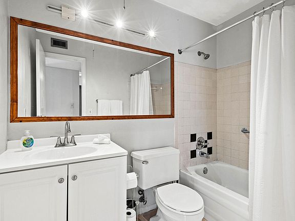 4th image of 4215 E Bay Dr #1802A