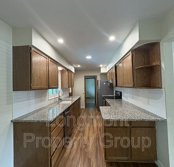 1851 Collyer St — Photo 10
