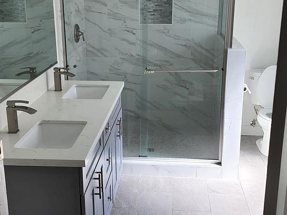 2nd image of 928 W 51st Pl
