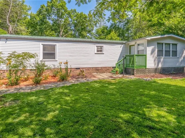 4509 Oakley Ct, Walkertown, NC 27051