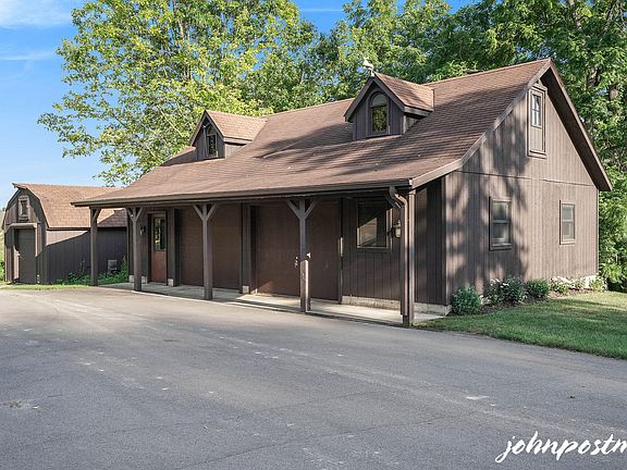 3rd image of 560 Grand River Dr NE