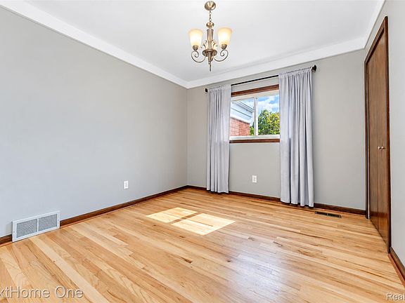 4th image of 38521 Roycroft St