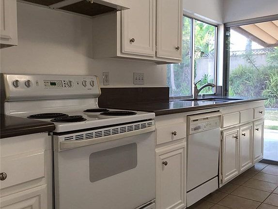 ELECTRIC STOVE, LOTS OF CABINET SPACE, VERY CLEAN