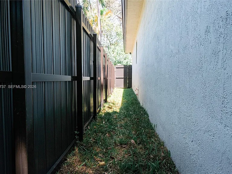 2522 NW 9th Pl — Photo 36