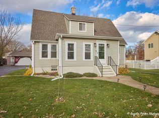 13460 W Elm Rd, Lake Bluff, IL 60044