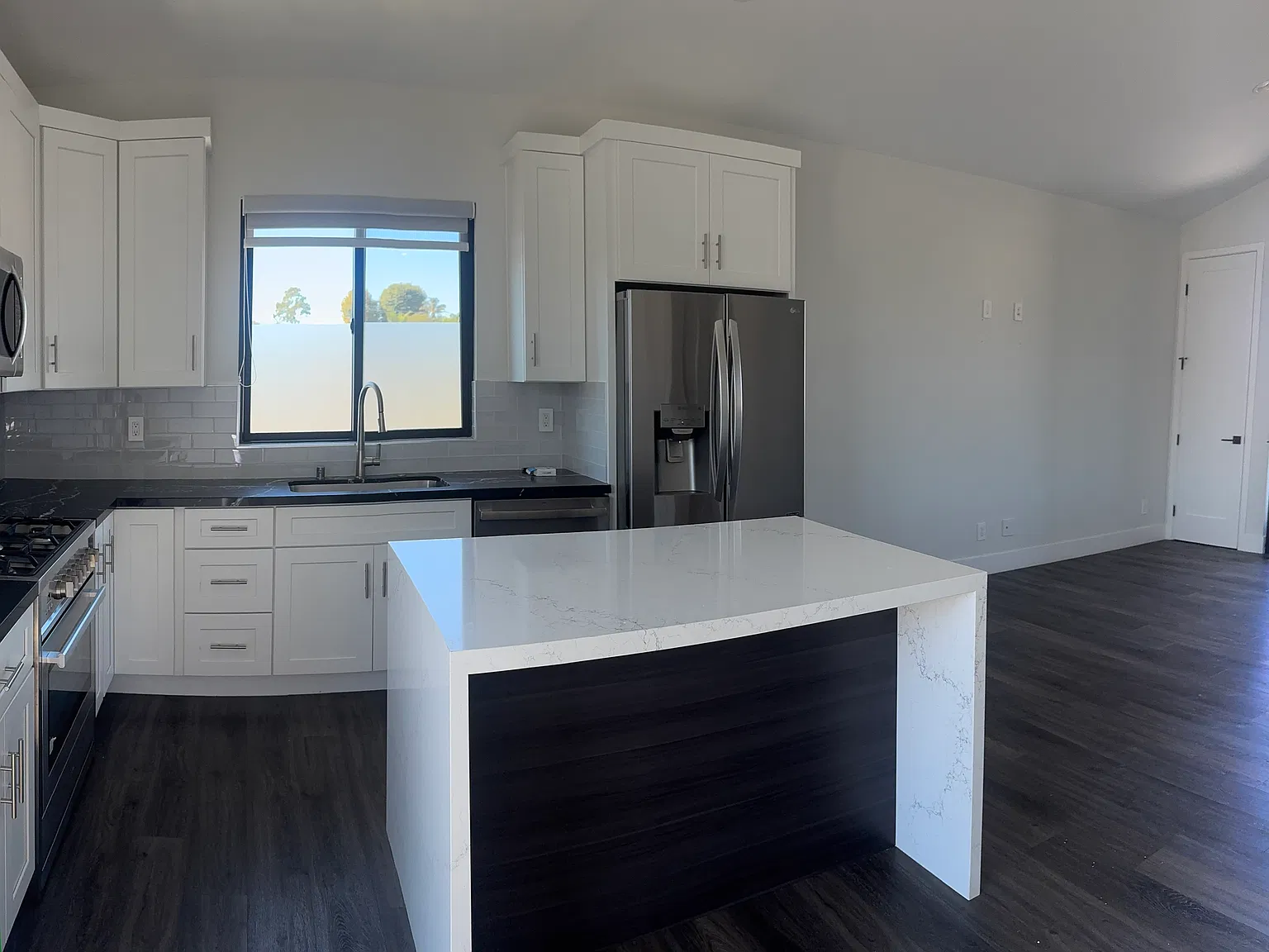2 bed, 892 sqft, $3,700 — Photo 2