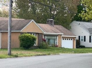 121 Pinecrest Dr, Pawtucket, RI 02861