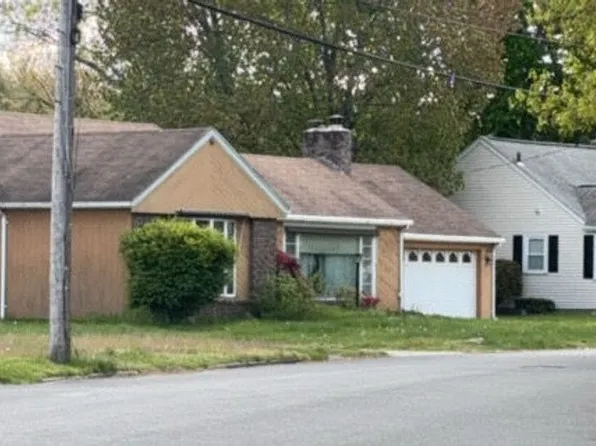 121 Pinecrest Dr, Pawtucket, RI 02861