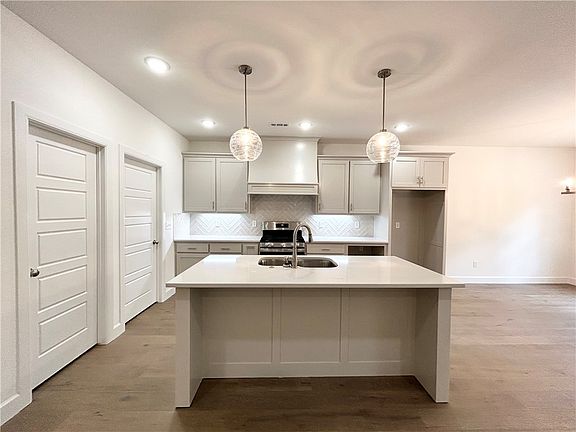 3rd image of 4 Roessler Ln