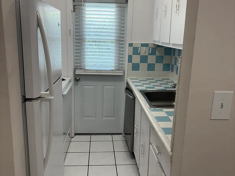 233 Phoenetia Ave #4 — Photo 8