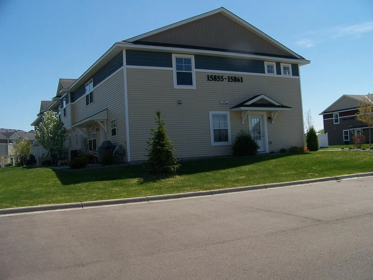 3 bed, 1920 sqft, $2,500 — Photo 2