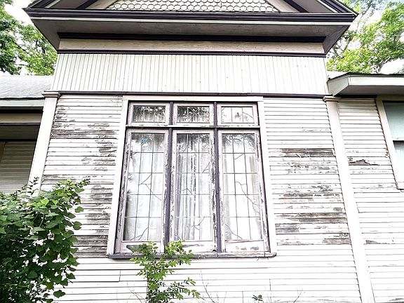 3rd image of 202 E 3rd St
