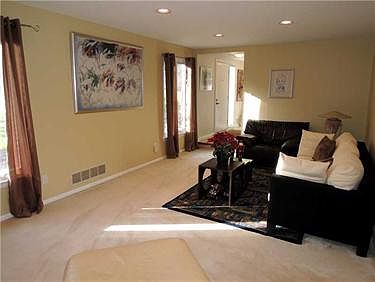 4th image of 132 Vanderbilt Dr