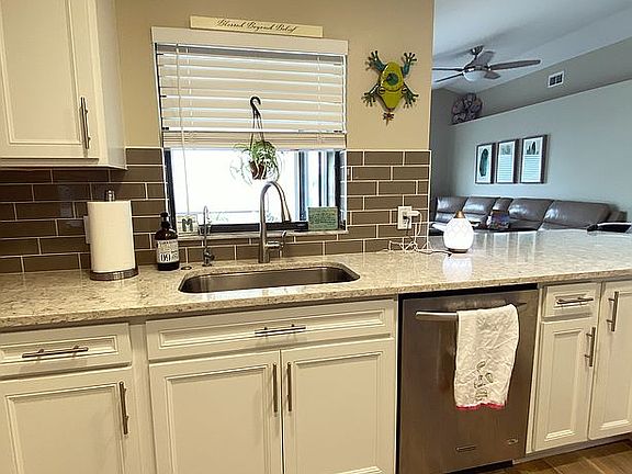 3rd image of 9811 Country Oaks Dr