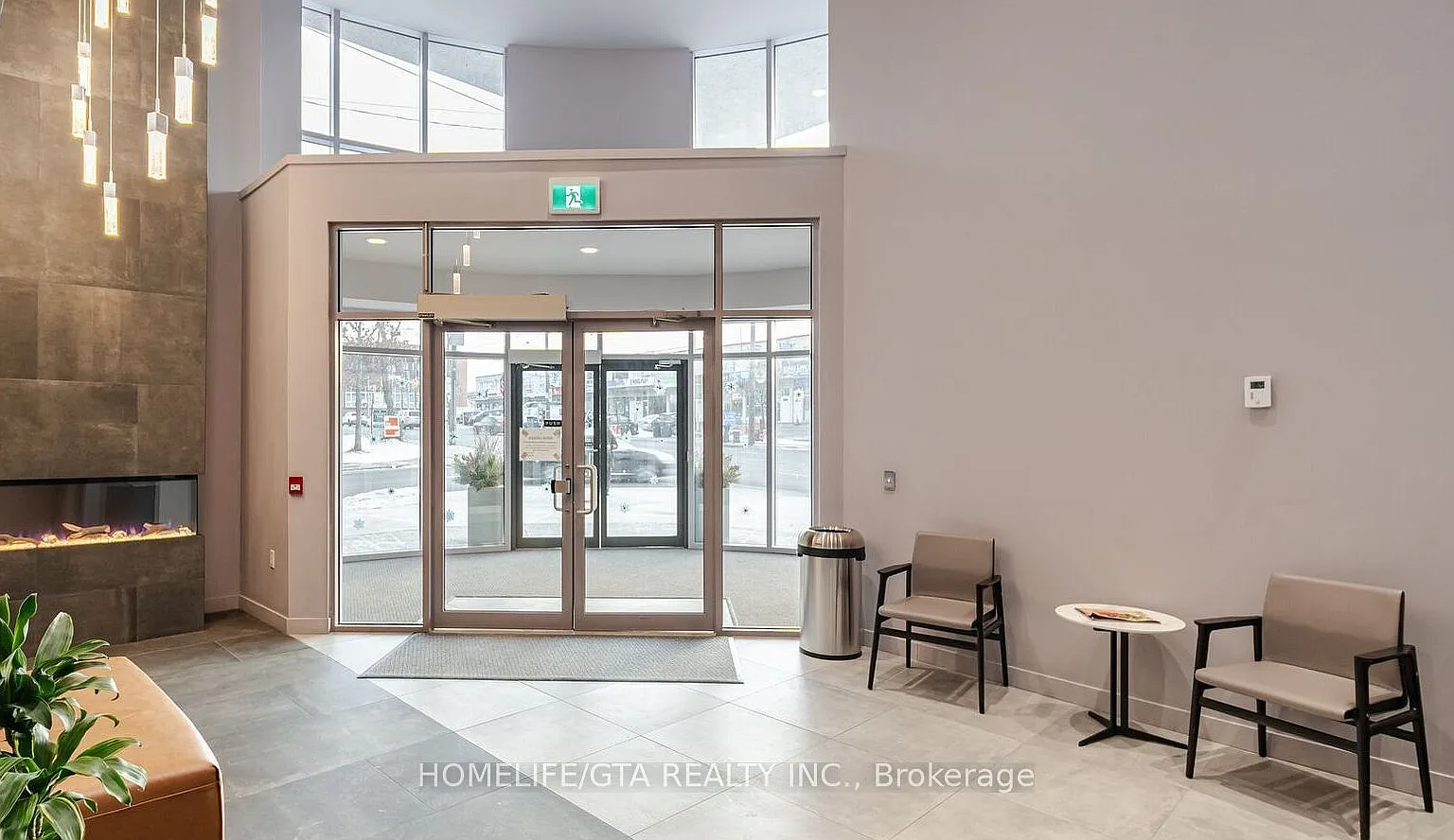 2433 Dufferin St — Photo 3