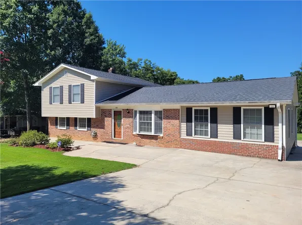 1008 Royal Summit Dr, Seneca, SC 29678