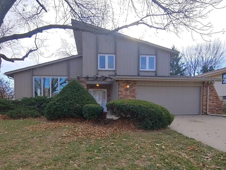 5617 S 104th Ave — Photo 1