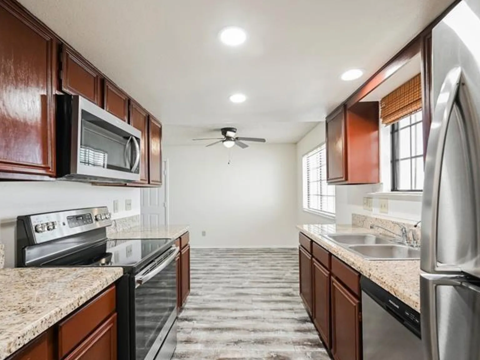 2 bed, 1008 sqft, $1,600 — Photo 4