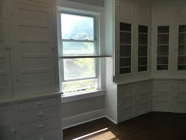 609 E State St — Photo 15