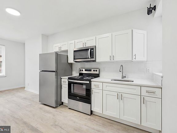 5th image of 2821 N Stillman St