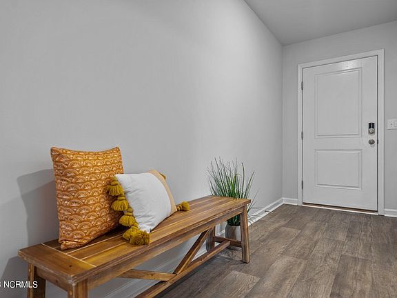 4th image of 532 Draymore Drive NE