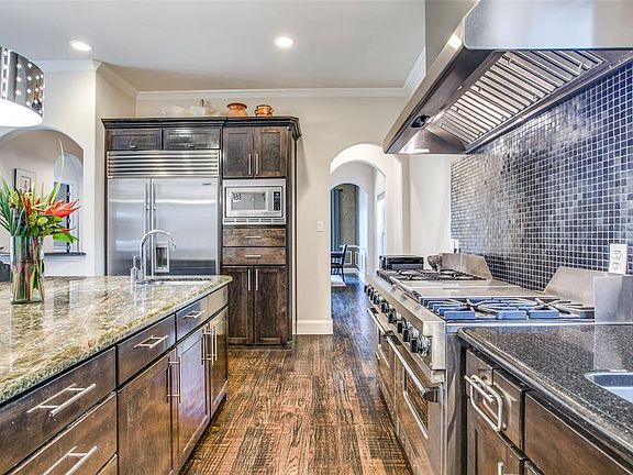 3rd image of 2833 University Blvd