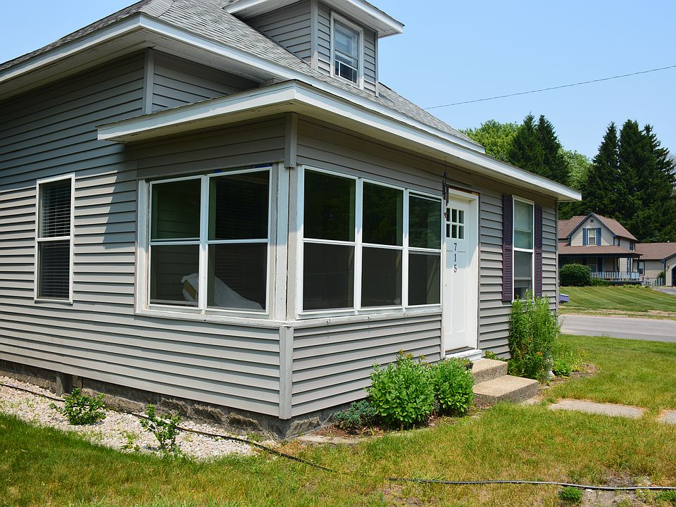 Front w/3 season porch
