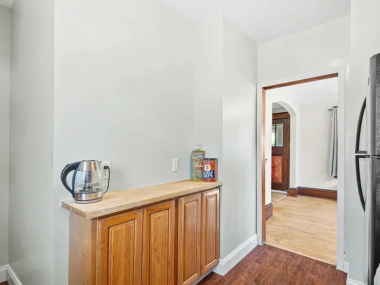 319 Earl St — Photo 14