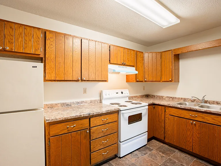 Fargo, ND Brookfield Apartments | 21A | Kitchen