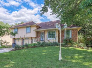 1924 E Sleepy Hollow Dr, Olathe, KS 66062