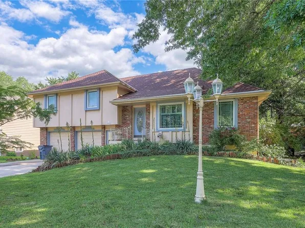 1924 E Sleepy Hollow Dr, Olathe, KS 66062