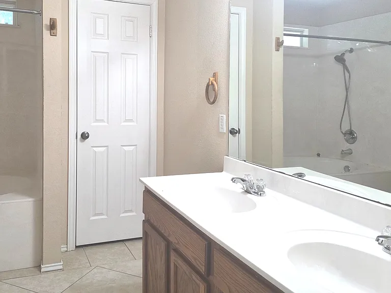 307 Golden Gate Dr — Photo 5
