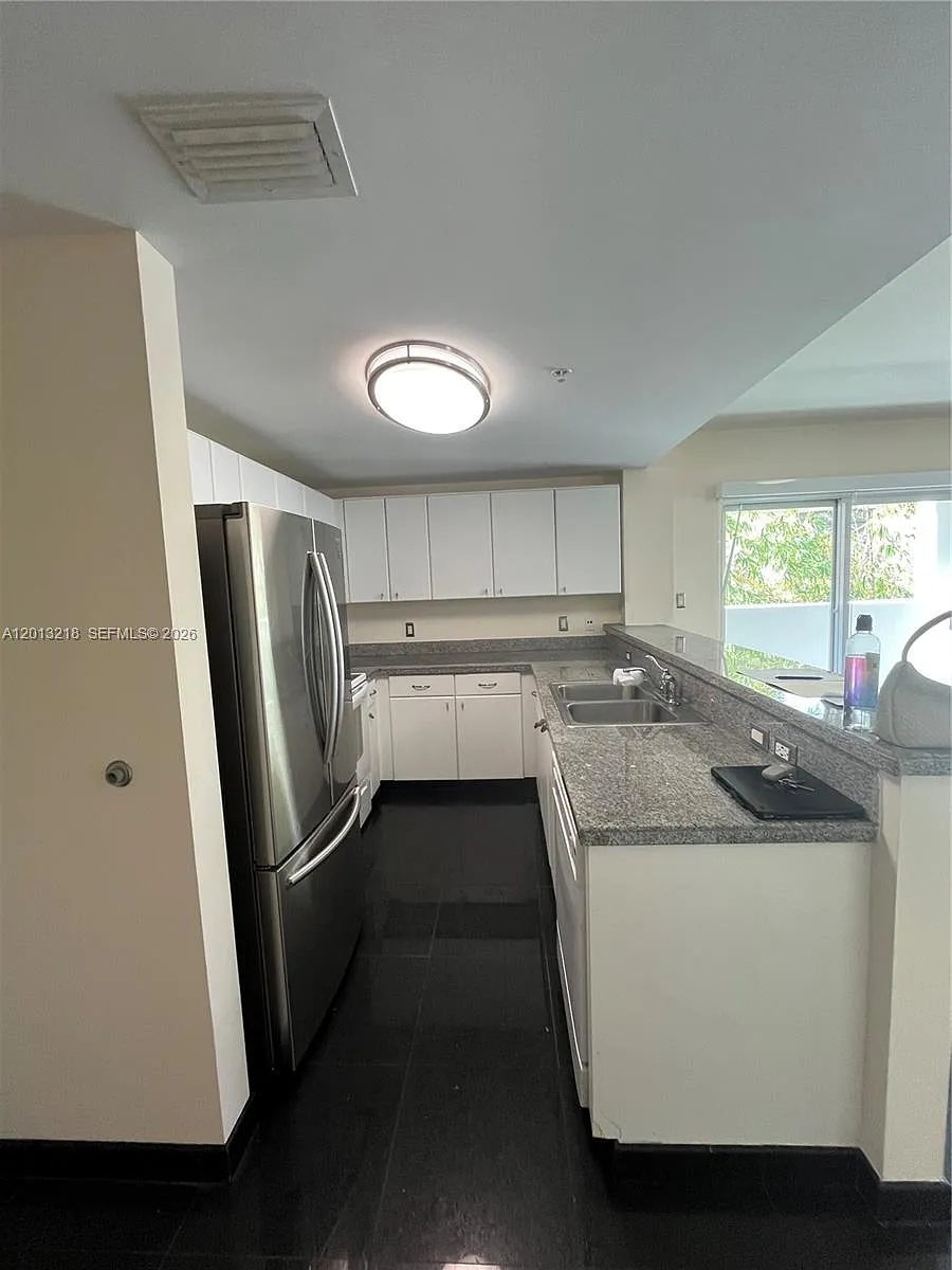 Building Photo - 2740 SW 28th Ter #308