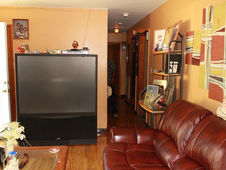 2nd image of 209 Cherry Dr