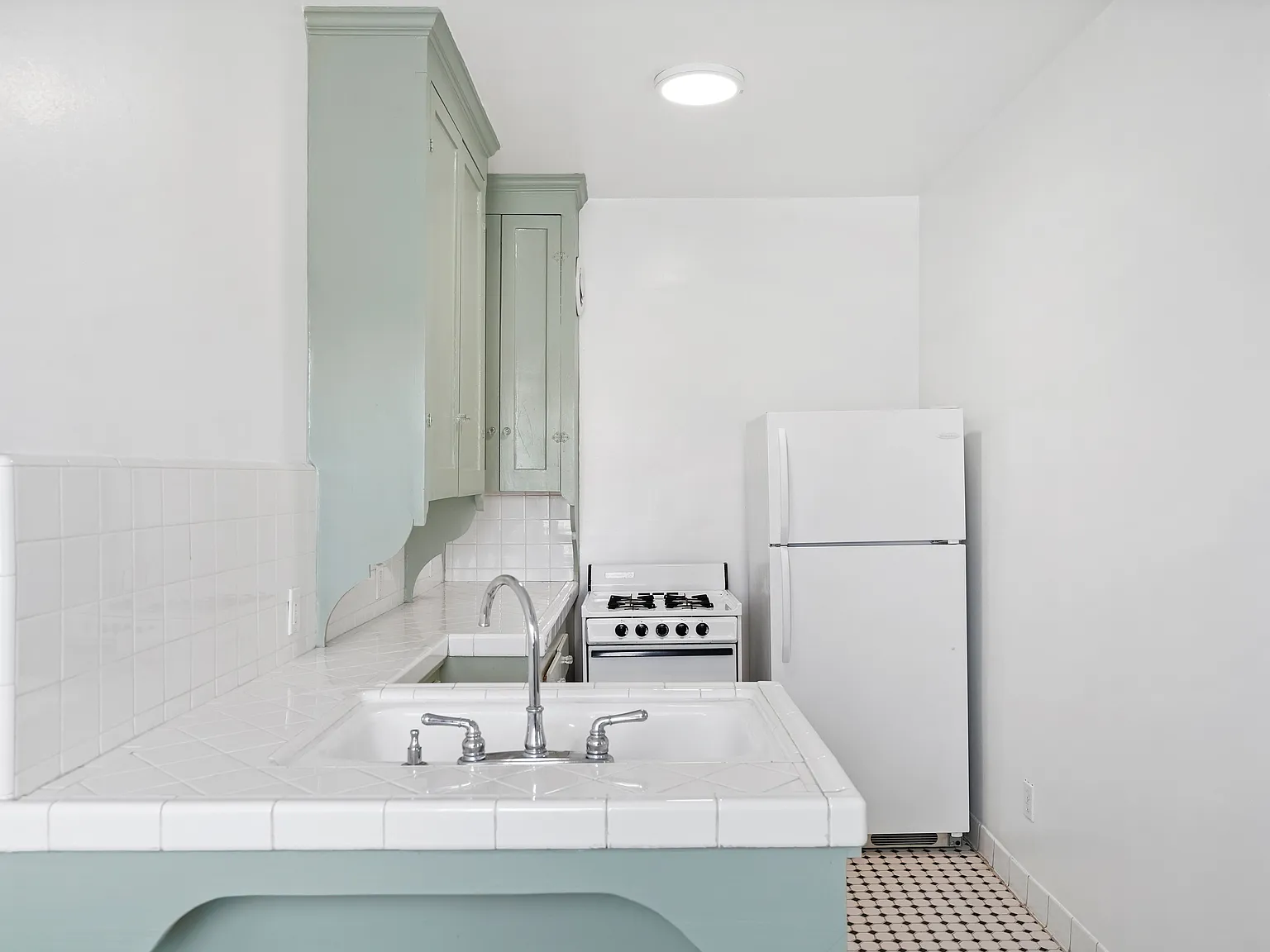2524 James M Wood Blvd — Photo 3