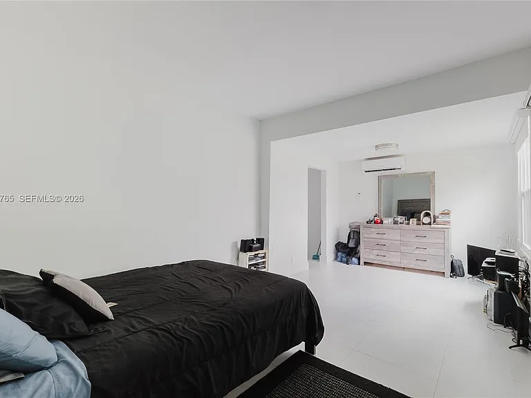 2621 SW 12th Ter — Photo 6