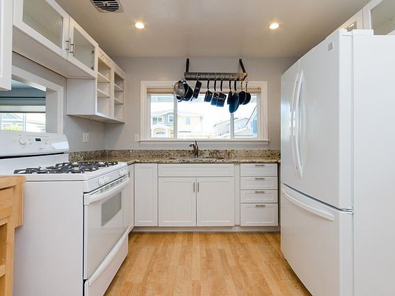4th image of 1630 Claremont Dr